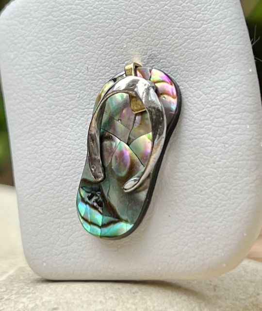 Elegante Mischung aus Tradition und Exotik, die das Wesen der maritimen Kultur einfängt, zeigt der Savate-Anhänger Ihre Liebe zu den Inseln - kostenloser Versand