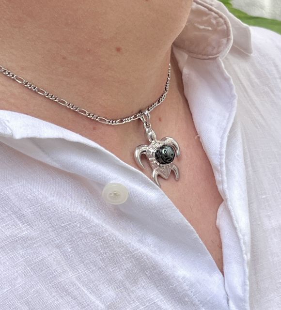 Bijou en perle de Tahiti aux reflets rares et lustre exceptionnel. Certificat d’authenticité et livraison sécurisée – Poemotu.