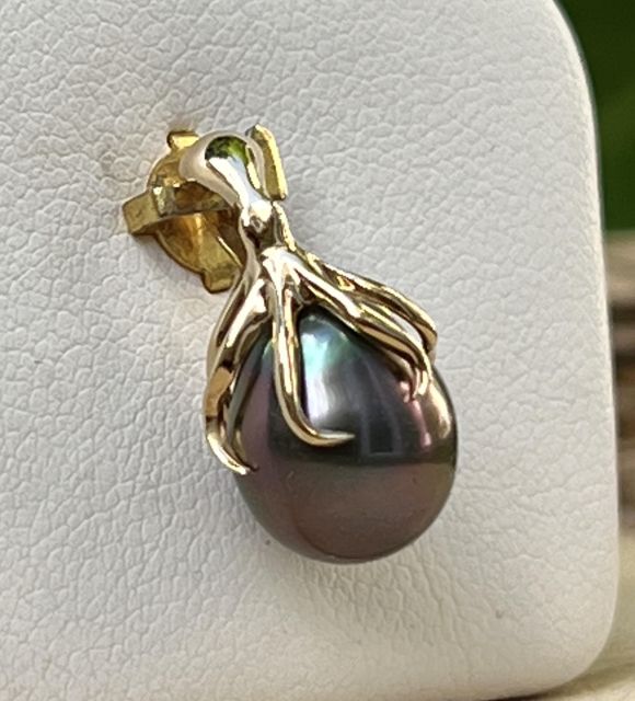 Bijou en perle de Tahiti aux reflets rares et lustre exceptionnel. Certificat d’authenticité et livraison sécurisée – Poemotu.