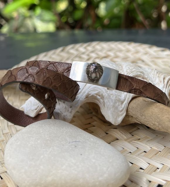 Bijou en perle de Tahiti aux reflets rares et lustre exceptionnel. Certificat d’authenticité et livraison sécurisée – Poemotu.