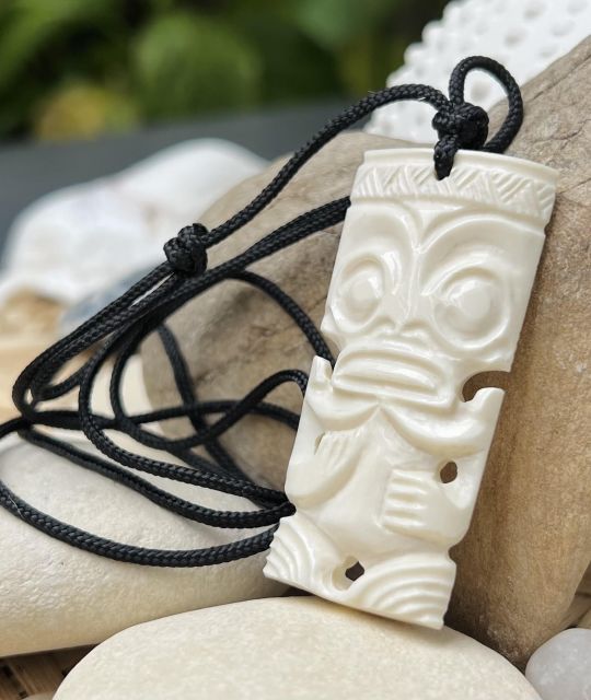 Entdecken Sie dieses Tiki-Halsband aus Knochen - ein von unserem Bildhauer aus Tahiti handgefertigtes Stück - Kostenloser Versand