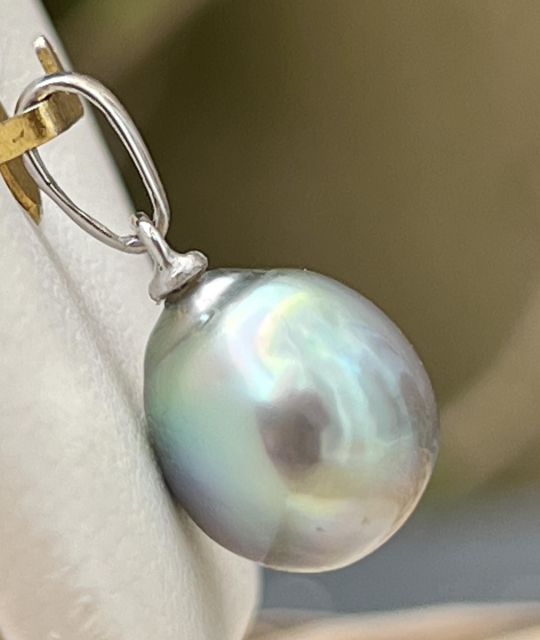 Bijou en perle de Tahiti aux reflets rares et lustre exceptionnel. Certificat d’authenticité et livraison sécurisée – Poemotu.