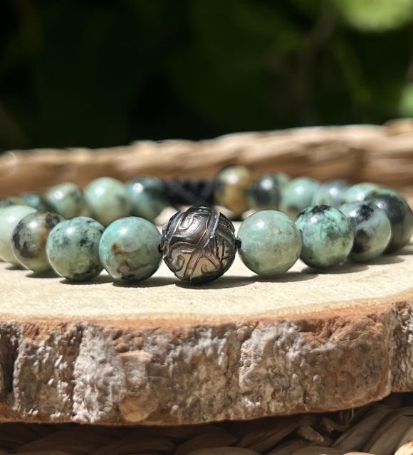Découvrez ce bracelet en turquoises naturelles orné d’une Perle de Tahiti gravée de motifs marquisiens. Une création authentique inspirée de la Polynésie française