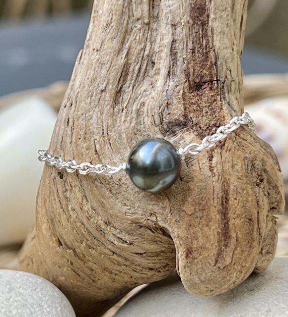 découvrez une adorable perle de Tahiti en bracelet pour bébé - créé dans notre atelier de Loire-Atlantique - certifié et garanti - livraison sécure gratuite