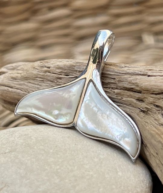 Queue de baleine en pendentif pour homme  - argent rhodié - création exclusive Poemotu - nacre issue de la culture de nos perles de Tahiti