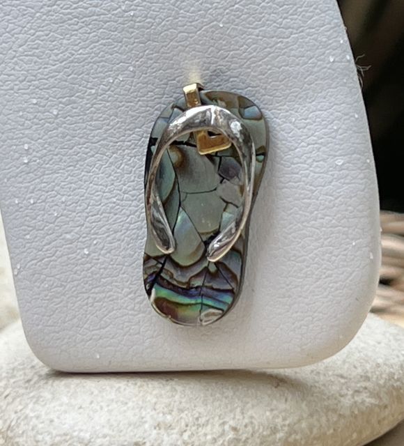 Mélange élégant de tradition et d'exotisme, capturant l'essence de la culture maritime, le pendentif savate affiche votre amour des îles - livraison gratuite