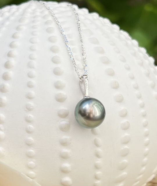 Bijou en perle de Tahiti aux reflets rares et lustre exceptionnel. Certificat d’authenticité et livraison sécurisée – Poemotu.