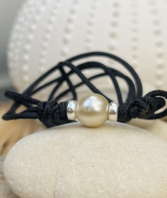 Bijou en perle de Tahiti aux reflets rares et lustre exceptionnel. Certificat d’authenticité et livraison sécurisée – Poemotu.