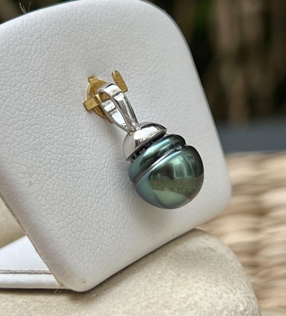 Une perle de Tahiti semi-baroque de 9,62 mm, tantôt bleue, tantôt verte. Pièce rare et unique, ses reflets mouvants rappellent la magie vivante des lagons.
