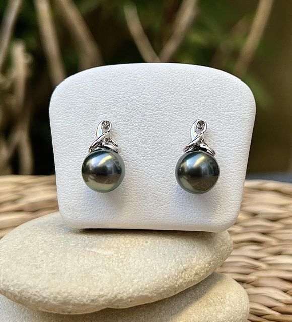 Leur magnifique couleur verte et leur très beau lustre apportent une lumière vibrante et délicate. Un bijou moderne et aérien, inspiré de la douceur des vagues polynésiennes.