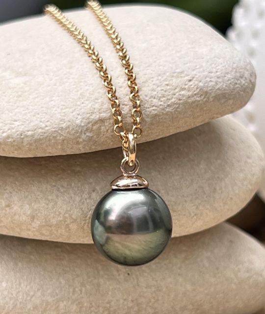 Entdecken Sie Rava, eine außergewöhnliche Halskette mit ihrer echten Tahiti-Perle im strahlenden Pfauenfarbton aus Französisch-Polynesien - ein einzigartiges und seltenes Schmuckstück - GIA-Zertifikat