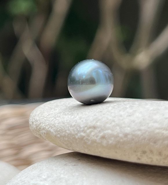 Une perle de culture de Tahiti non montée, de qualité AA+, au lustre excellent et à la teinte bleue rare et changeante