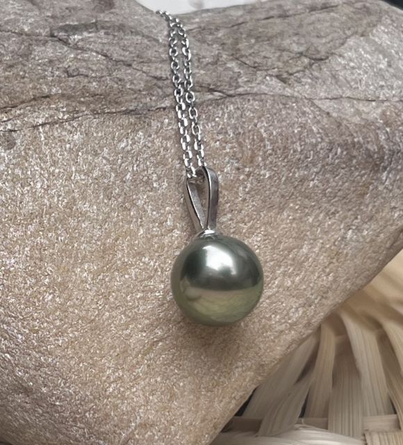 اللون الطاووسي لهذه اللؤلؤة التاهيتية ذات البريق الشديد هو تكريم لأم اللؤلؤ التي أنتجتها. مثبتة في ورشتنا في لوار أتلانتيك