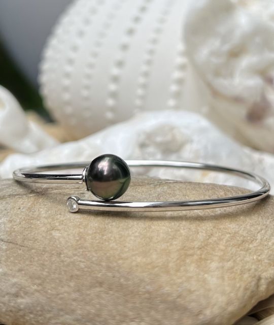 Découvrez Cleo, le bracelet jonc en argent rhodié et véritable perle des Tuamotu - pièce artisanale unique - certificat GIA - livraison sécurisée