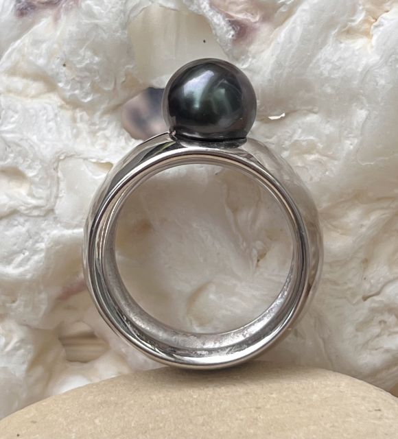 Discover this unique ring: Genuine Black Tahitian Pearl set on a wide domed rhodium-plated silver band - GIA certificate - free secure shipping