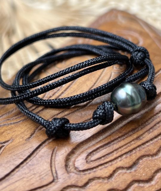 Entdecken Sie Rava, eine außergewöhnliche Halskette mit ihrer echten Tahiti-Perle im strahlenden Pfauenfarbton aus Französisch-Polynesien - ein einzigartiges und seltenes Schmuckstück - GIA-Zertifikat