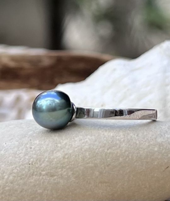 Bijou en perle de Tahiti aux reflets rares et lustre exceptionnel. Certificat d’authenticité et livraison sécurisée – Poemotu.