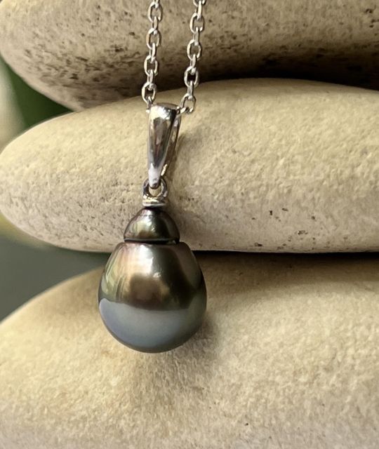 Découvrez Maeva, un pendentif en perle de Tahiti authentique - perle recherchée - pièce unique - certificat authenticité  - garantie - livraison gratuite