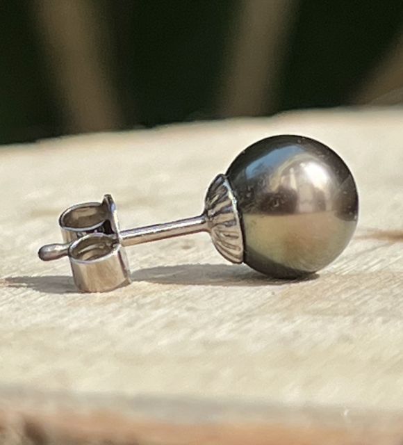 Bijou en perle de Tahiti aux reflets rares et lustre exceptionnel. Certificat d’authenticité et livraison sécurisée – Poemotu