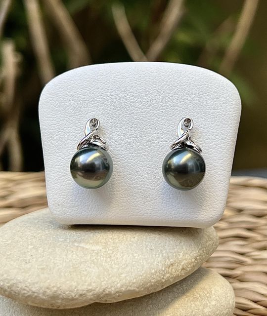 Leur magnifique couleur verte et leur très beau lustre apportent une lumière vibrante et délicate. Un bijou moderne et aérien, inspiré de la douceur des vagues polynésiennes.