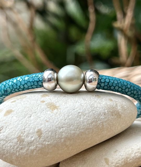 Bijou en perle de Tahiti aux reflets rares et lustre exceptionnel. Certificat d’authenticité et livraison sécurisée – Poemotu.