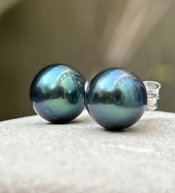 Bijou en perle de Tahiti aux reflets rares et lustre exceptionnel. Certificat d’authenticité et livraison sécurisée – Poemotu.