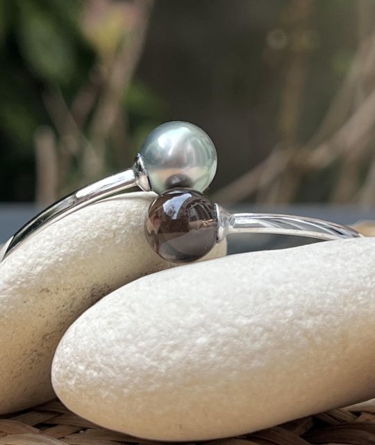 Perfekte Harmonie zwischen Rauchquarz und echter Tahiti-Perle mit einem Durchmesser von 11,11 mm - Armband in unserem Atelier gefertigt - kostenloser Versand
