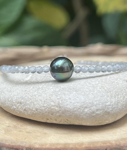 Ce bracelet évoque le mystère des pierres grises et l’éclat discret de l’eau profonde.