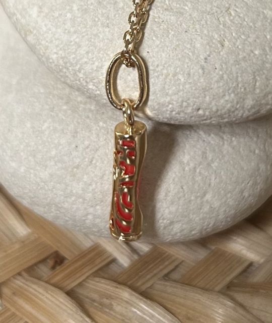 タヒチのティキ型のゴールドメッキとコーラルレジンのペンダント：ポリネシアの力と伝統の具現化