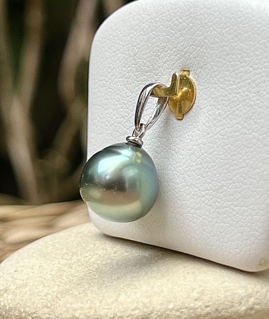 Bijou en perle de Tahiti aux reflets rares et lustre exceptionnel. Certificat d’authenticité et livraison sécurisée – Poemotu.