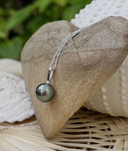La nuance peacock de cette perle de Tahiti d'un éclat intense est un vibrant hommage à la nacre perlière qui l'a produite -diamètre de 11,23mm -certificat GIA