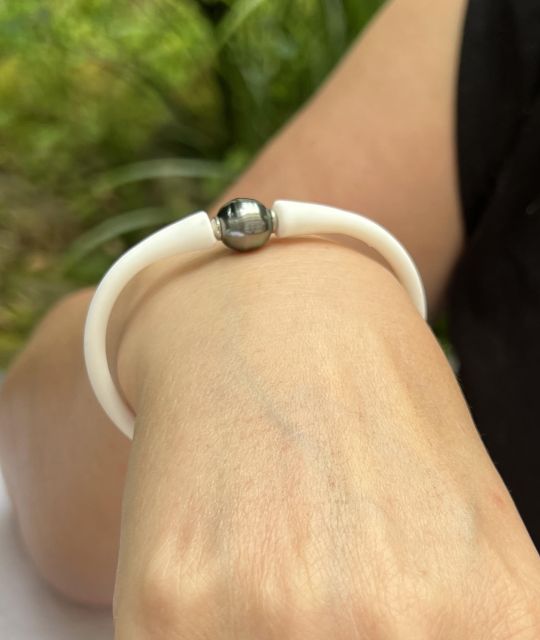 Bijou en perle de Tahiti aux reflets rares et lustre exceptionnel. Certificat d’authenticité et livraison sécurisée – Poemotu.