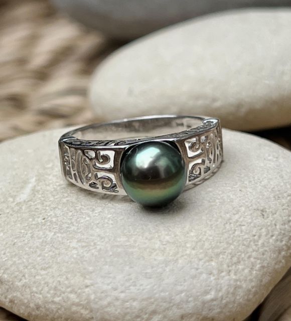 Découvrez notre bague marquisienne ornée d'une unique perle de Tahiti au lustre éclatant - certifié et garanti