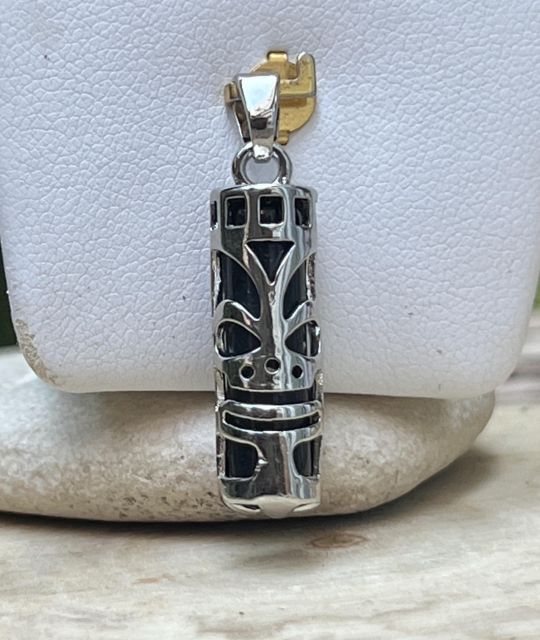 Découvrez le Pendentif Tiki Force en acier inoxydable et onyx noir. Symbole polynésien de force, de protection et de courage, inspiré du Mana ancestral