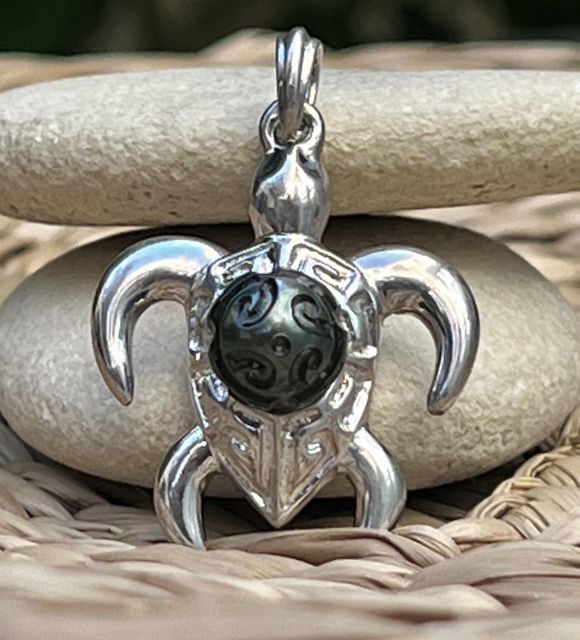 Bijou en perle de Tahiti aux reflets rares et lustre exceptionnel. Certificat d’authenticité et livraison sécurisée – Poemotu.