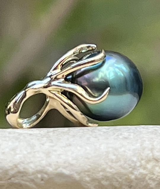 En or jaune 18 carats, la pieuvre enlace une perle baroque de 9 mm, à la couleur bleu cobalt et au lustre excellent - livraison gratuite en Union Européenne