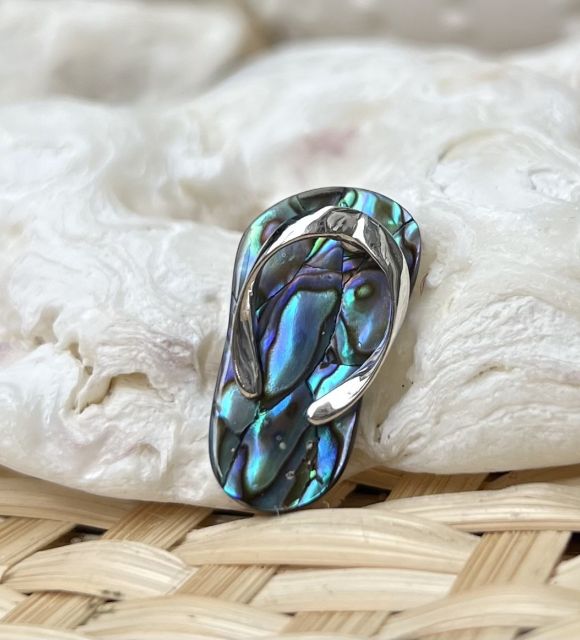 Mélange élégant de tradition et d'exotisme, capturant l'essence de la culture maritime, le pendentif savate affiche votre amour des îles - livraison gratuite