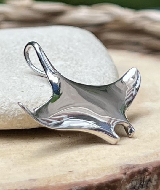 Bijou en perle de Tahiti aux reflets rares et lustre exceptionnel. Certificat d’authenticité et livraison sécurisée – Poemotu.