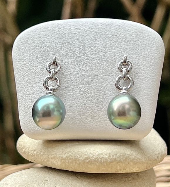 Die Ohrringe Lien Éternel rücken zwei Tahiti-Perlen in Tropfenform der Kategorie AAA von 9,34 mm ins Rampenlicht, mit der seltenen Farbe Pazifik-Sonnenuntergang.