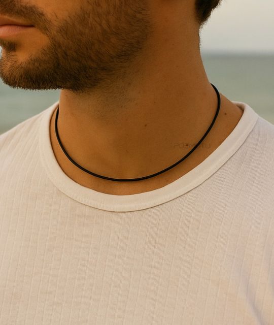 Halsreif aus schwarzem Gummi (2,00 mm) mit Bajonettverschluss aus rhodiniertem 925er Silber. Erhältlich in 40, 42, 45 oder 50 cm. Eine dezente und moderne Halskette.