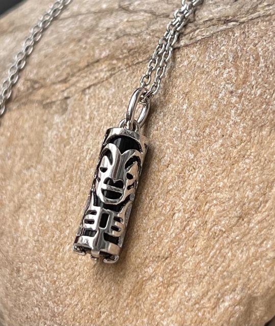 Ein Tiki aus Silber, ein stiller Beschützer, in dessen Herzen ein tiefschwarzer Achat wacht. Ein traditioneller Tiki, gefertigt von einem Handwerker in Französisch-Polynesien.