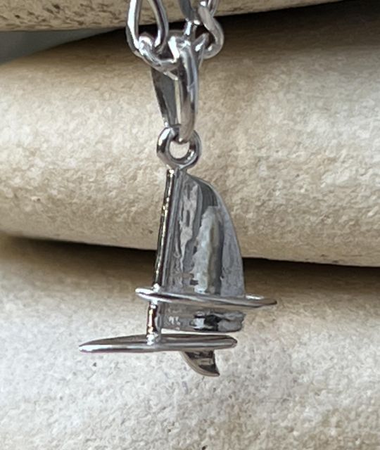 Portez fièrement votre amour de la mer avec ce pendentif voilier aux détails minutieux - faites partie des navigateurs inséparables de leur passion