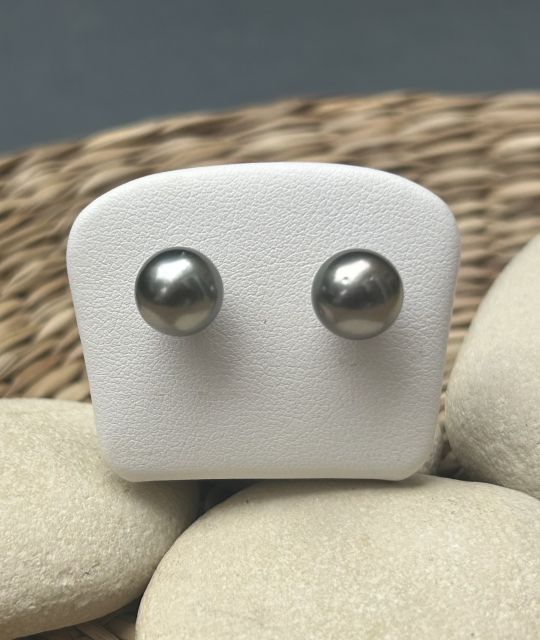 Silberohrringe 925/00 und runde Tahiti-Zuchtperlen in Pfauenfarbe, montiert in unserem Atelier in Nantes, Loire-Atlantique.