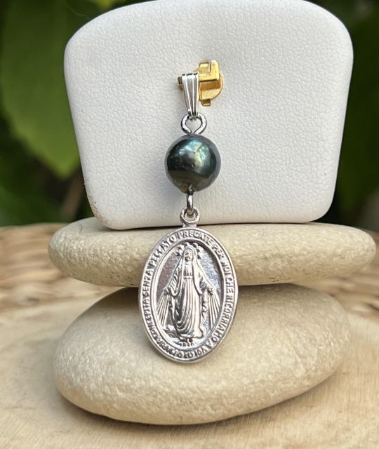 Pendentif Vierge Miraculeuse en argent rhodié et véritable perle de Tahiti cerclée 8/9 mm. Un bijou raffiné alliant foi, protection et élégance polynésienne.