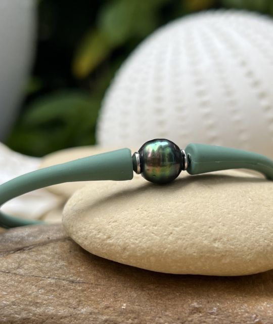 Un lustre éclatant pour cette perle de Tahiti rare montée dans notre atelier de Nantes en Loire-Atlantique sur un bracelet silicone - livraison gratuite