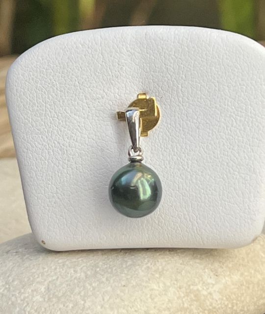 Découvrez Mira, un pendentif en perle de Tahiti unique et exceptionnelle - lustre éclatant - couleur de perle recherchée - certificat authenticité