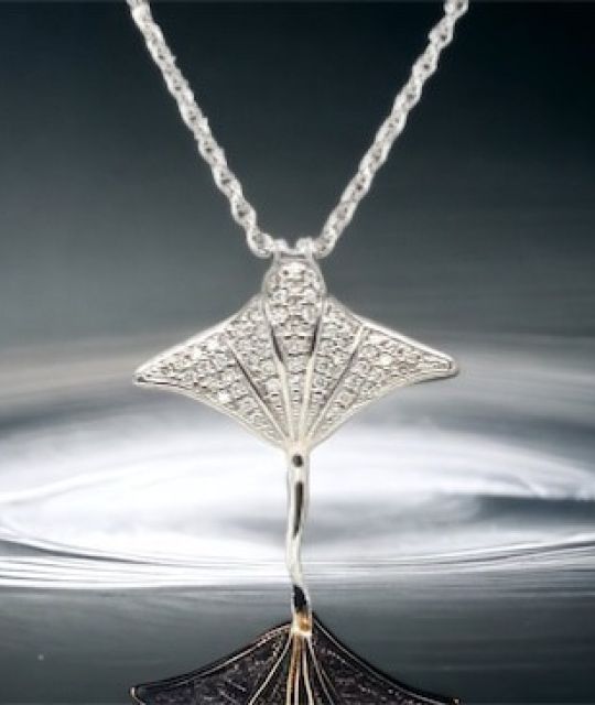 Bijou en perle de Tahiti aux reflets rares et lustre exceptionnel. Certificat d’authenticité et livraison sécurisée – Poemotu.