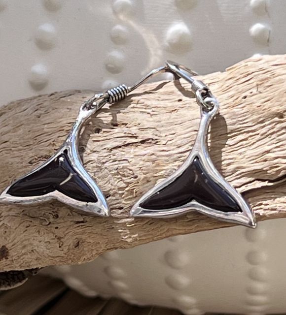 Bijou en perle de Tahiti aux reflets rares et lustre exceptionnel. Certificat d’authenticité et livraison sécurisée – Poemotu.