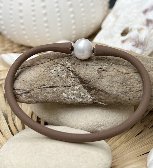 Bijou en perle de Tahiti aux reflets rares et lustre exceptionnel. Certificat d’authenticité et livraison sécurisée – Poemotu.