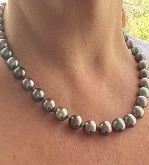 Admirez ce collier perles de Tahiti, enfilage garanti de haute qualité réalisé par un artisan joaillier - origine des perles des Tuamotu garantie - certifié